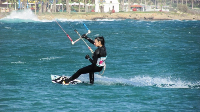 Mujer realizando kitesurf